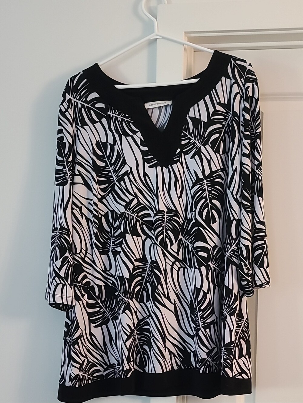 Laura Plus 2X Black & White Abstract Leaf Print Tunic Top